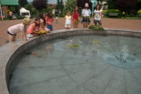 Puszczanie wianków do fontanny